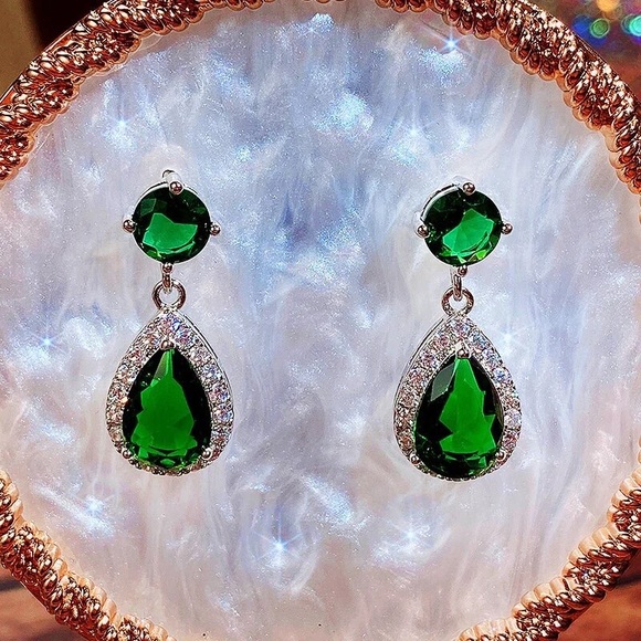 ♦️SALE♦️🌟2/$25🌟Bright Green Crystal Zirconia Drop Earrings - Picture 5 of 12